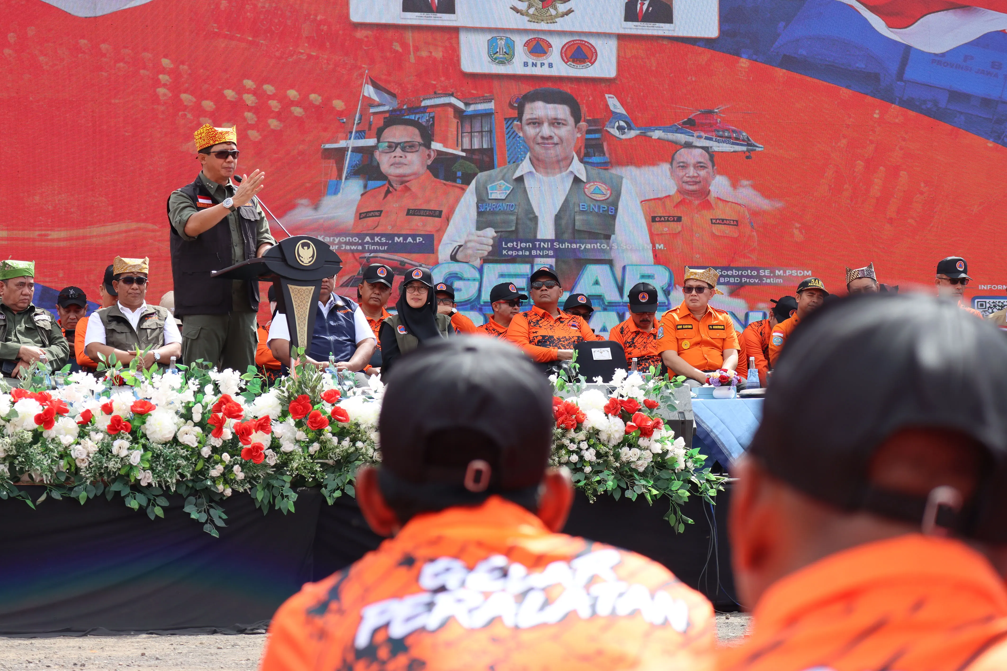 Kepala Badan Nasional Penanggulangan Bencana Letjen TNI Suharyanto S.Sos M.M. menghadiri dan memberikan arahan pada kegiatan Gelar Peralatan Penanggulangan Bencana yang bertema "Optimalisasi Peralatan Penanggulangan Bencana dalam Meningkatkan Ketangguhan Masyarakat" di Pantai Boom Kabupaten Banyuwangi, Provinsi Jawa Timur, Minggu (14/7).